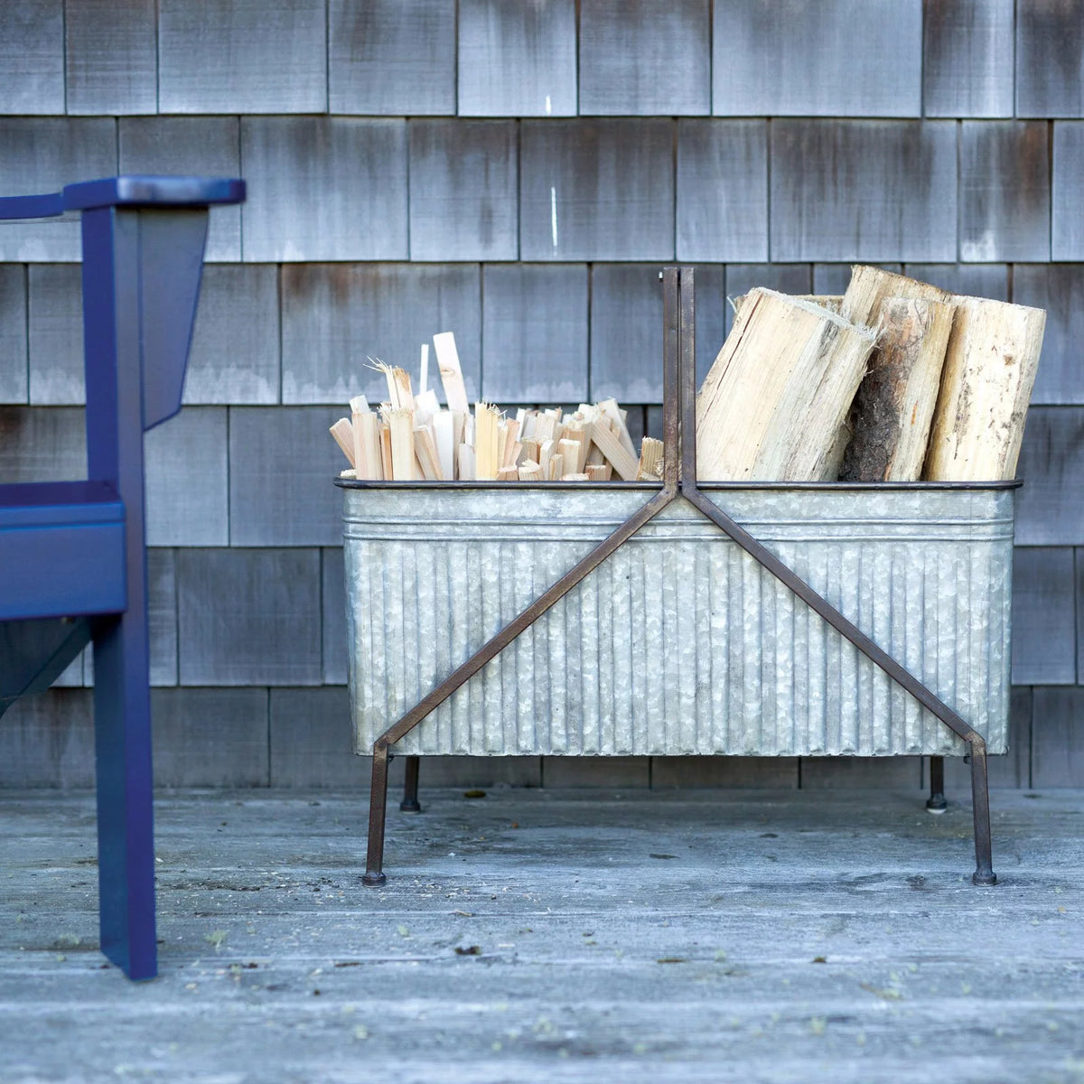 Rustic Metal Bucket on Stand with Handle B2567